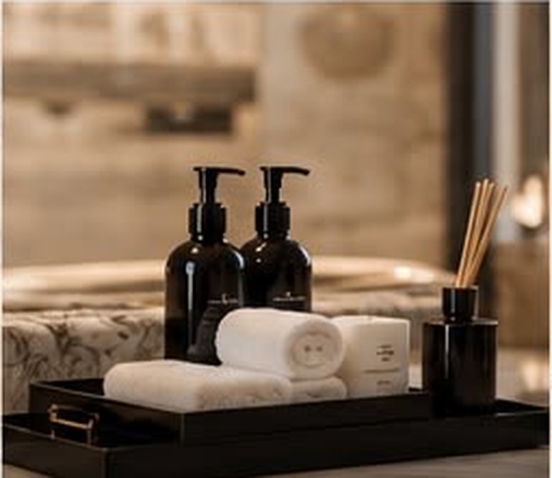 Produits d’accueil et linge sur un plateau noir
